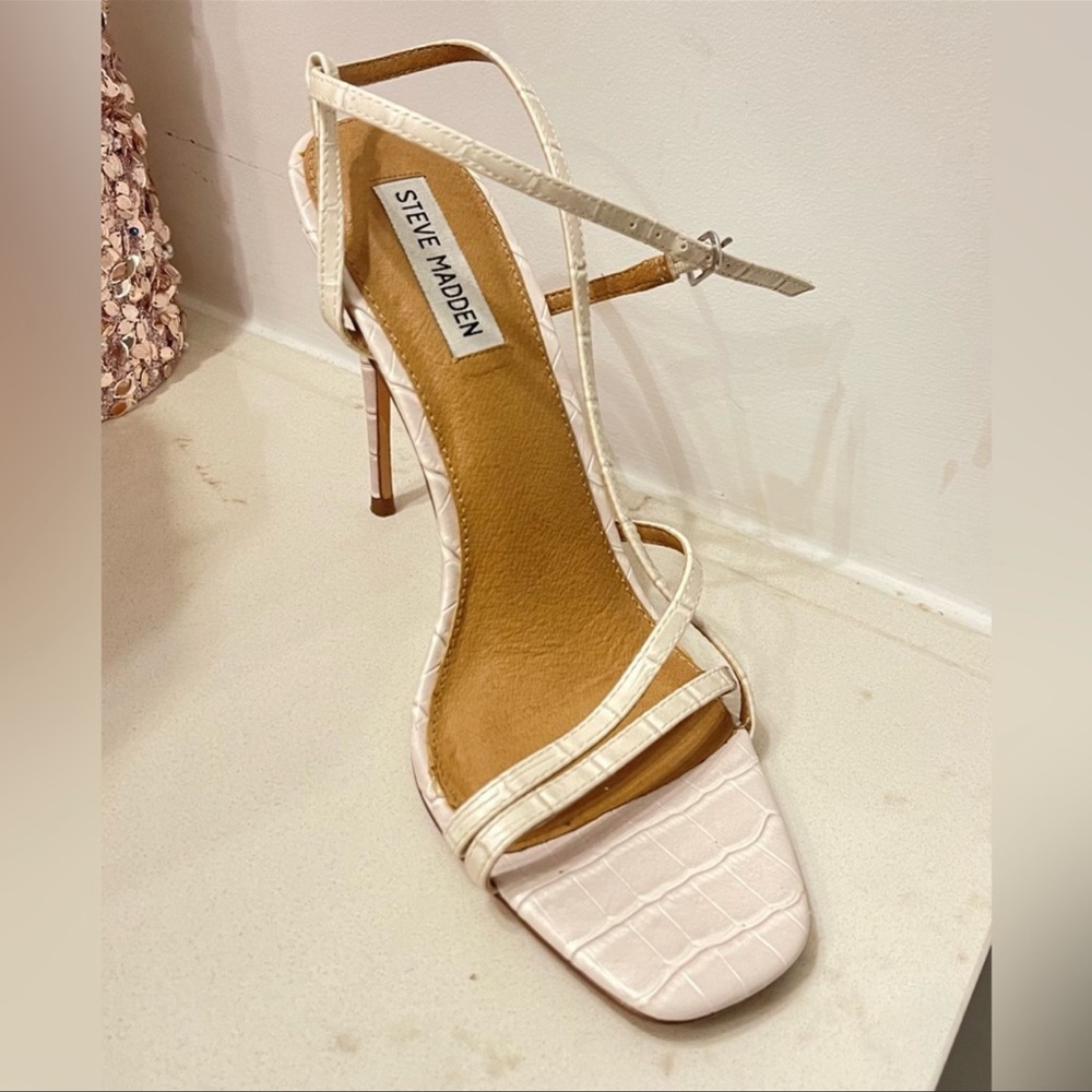 Sleek pump
